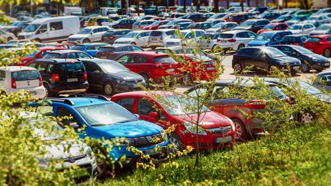 carros estacionados ao ar livre